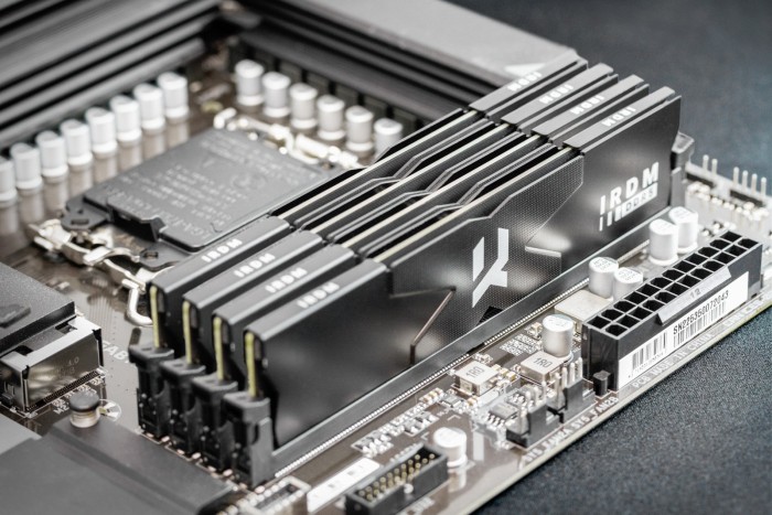 goodram IRDM BLACK SILVER DIMM Kit 32GB, DDR5-6400, CL32-38-38-78, on-die ECC (IR-6400D564L32S/32GDC)