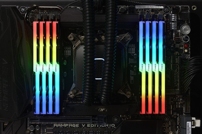 G.Skill Trident Z RGB DIMM Kit 32GB, DDR4-4600, CL20-30-30-50 (F4-4600C20D-32GTZR)