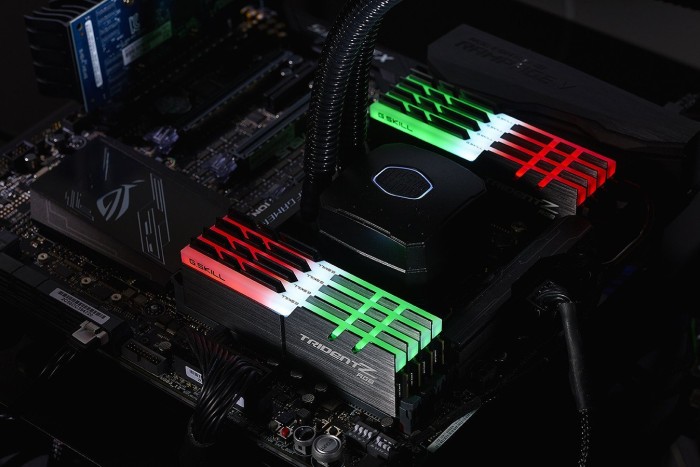 G.Skill Trident Z RGB DIMM Kit 32GB, DDR4-4600, CL20-30-30-50 (F4-4600C20D-32GTZR)
