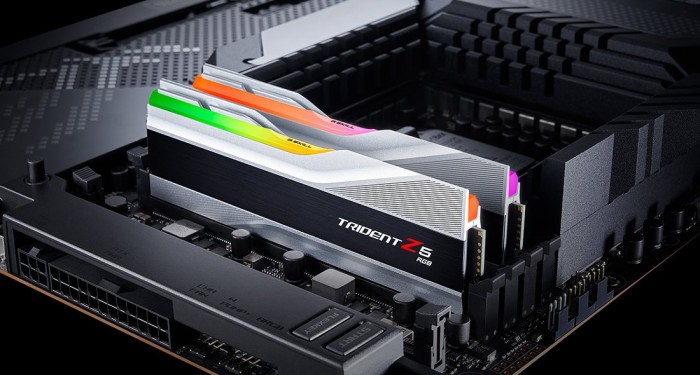 G.Skill Trident Z5 RGB silber DIMM Kit 32GB, DDR5-7200, CL34-45-45-115, on-die ECC (F5-7200J3445G16GX2-TZ5RS)